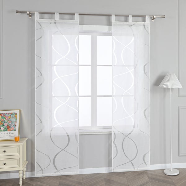 Dekoratives Fenster mit Schlaufenschal und geschwungenem Muster für eine helle und moderne Atmosphäre.