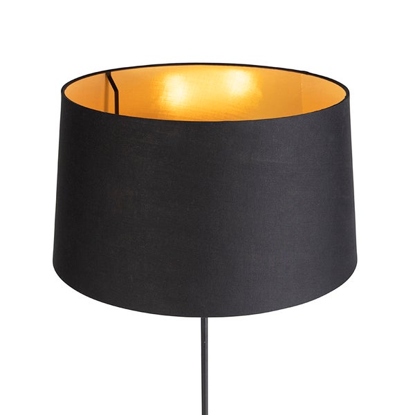 Stehleuchte mit schwarzem Lampenschirm und goldfarbener Innenseite