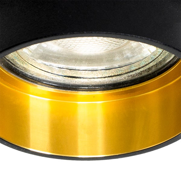 Detailansicht eines LED-Strahlers mit goldenem Innenring und schwarzem Gehäuse.