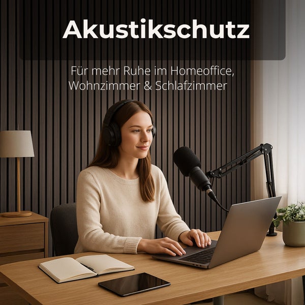 Frau im Homeoffice mit Akustikpaneelen an der Wand, arbeitend an einem Laptop mit Mikrofon für Schallschutz.