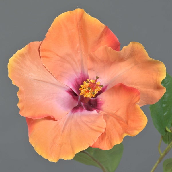 Künstliche Hibiskusblüte in Orange und Rosa mit gelbem Blütenstempel und grünen Blättern.