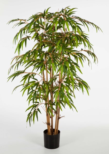 Künstlicher Bambus im schwarzen Topf mit grünen Blättern und braunen Bambusrohren.