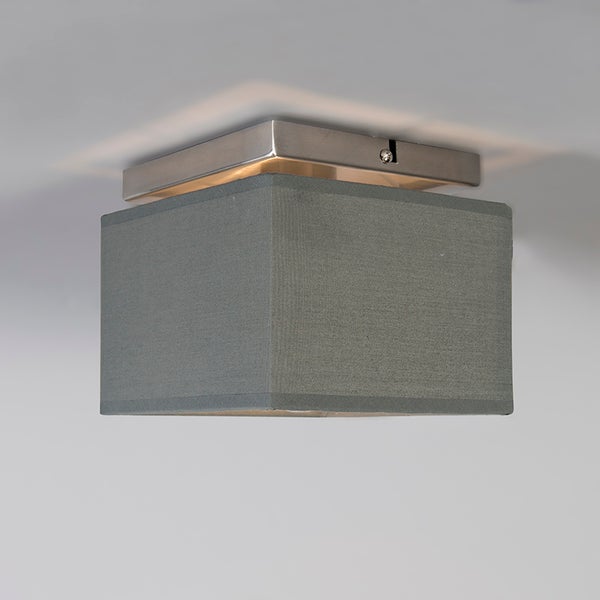 Quadratische Deckenleuchte mit grauem Textilschirm und Metallbasis.