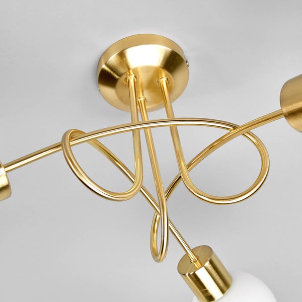 Deckenleuchte mit goldfarbenem Gestell und weißen Lampenschirmen