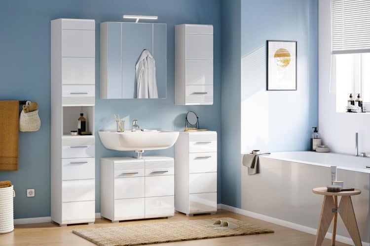 Modernes Badezimmer-Set in Weiß mit Hochschrank, Waschbeckenunterschrank, Waschbecken, Spiegelschrank und Beistellschrank in hellem Badezimmer.