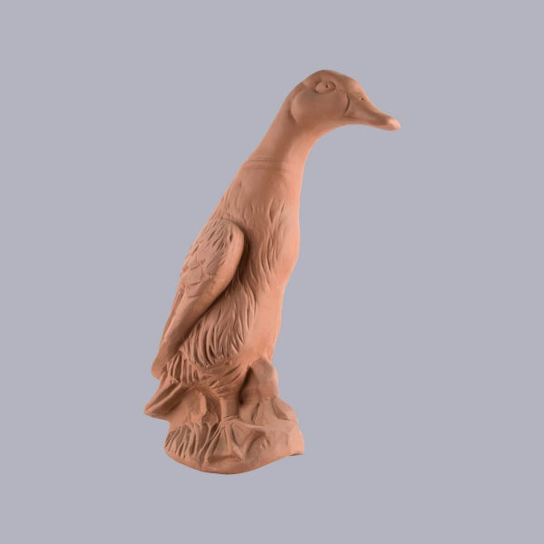 Gartenfigur Ente aus Terrakotta.
