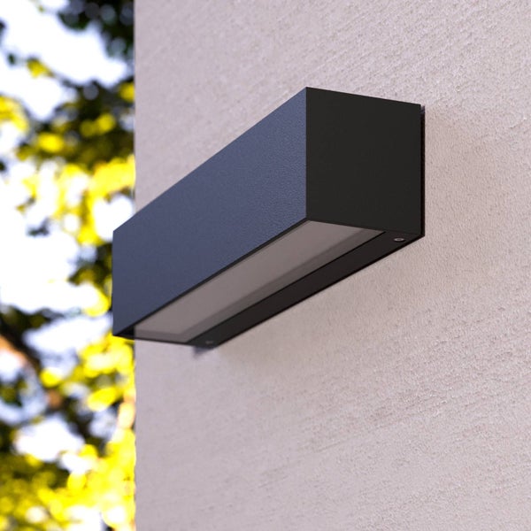 Moderne rechteckige LED-Außenwandleuchte aus schwarzem Metall an einer Hausfassade montiert.