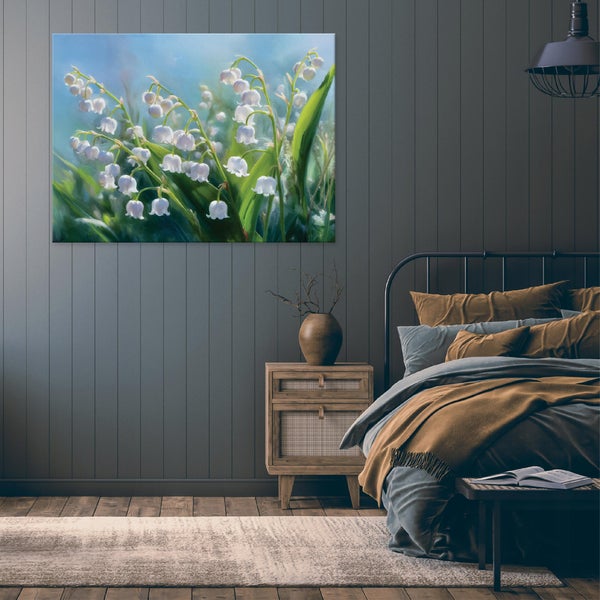 Schlafzimmer mit Bett, Nachttisch und einem gerahmten Bild mit Blumenmotiv an der Wand