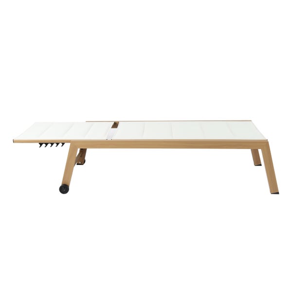 Türkisfarbener Adirondack-Gartenstuhl aus Holz auf einer hellen Holzterrasse direkt an einem Swimmingpool.