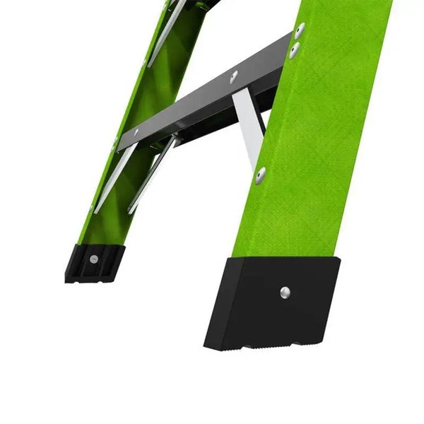 Detailansicht der rutschfesten Füße einer grünen Stehleiter mit genieteten Streben.