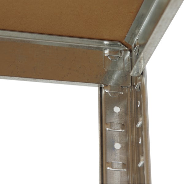 Detailansicht eines Metallregals mit Holzregalboden