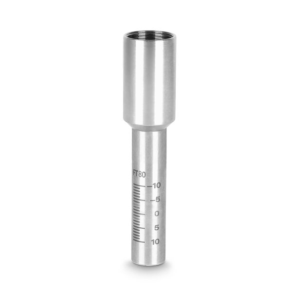 Zylindrische Metallverlängerung mit Innengewinde und Skala von minus zehn bis plus zehn.
