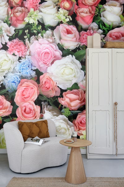 Wohnzimmer mit blumiger Fototapete, Sessel, Beistelltisch und Schrank