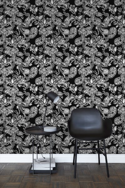 Raum mit schwarzer Tapete mit Paisleymuster, Tisch und Stuhl