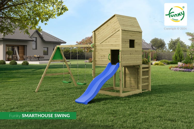 Kletterturm Funky Smarthouse Swing aus Holz mit Spielhaus, blauer Rutsche und Doppelschaukel in einem weitläufigen, hellen Garten.