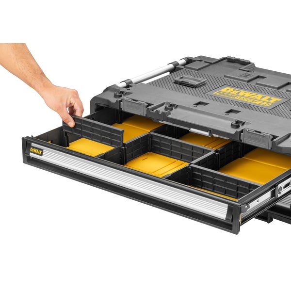 DeWALT Toughsystem 2.0 Schubladenbox mit herausnehmbaren Trennwänden, die von einer Hand eingesetzt werden.