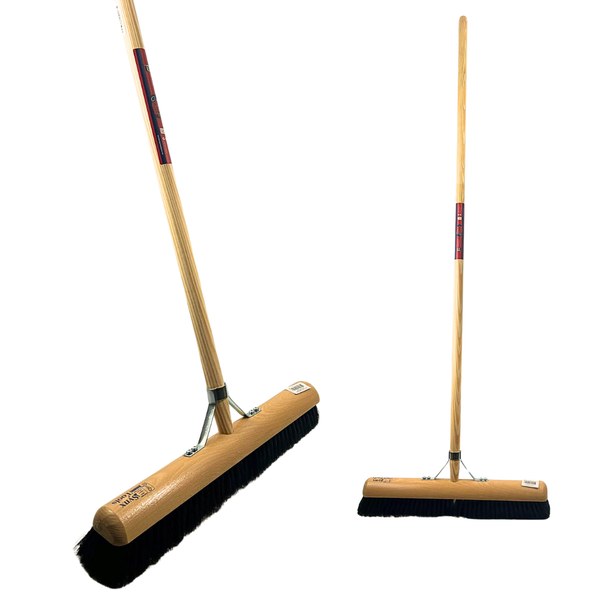 Kehrbesen mit Holzstiel und schwarzen Borsten