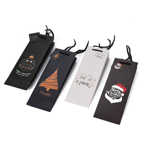 Vier Geschenktüten mit weihnachtlichen Motiven