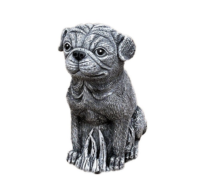 Gartenfigur Mops aus Steinguss, sitzende Hundefigur als Gartendekoration.