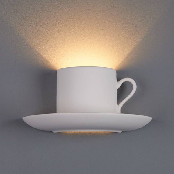 Weiße Wandleuchte in Form einer Kaffeetasse mit Untertasse, Lichtaustritt nach oben und unten.
