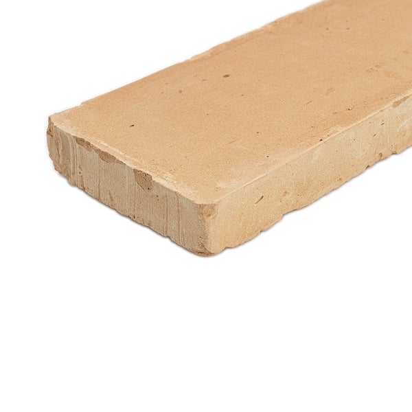 Ein einzelner Riemchen Verblender aus Ton für die Fassadenverkleidung oder Wandgestaltung.