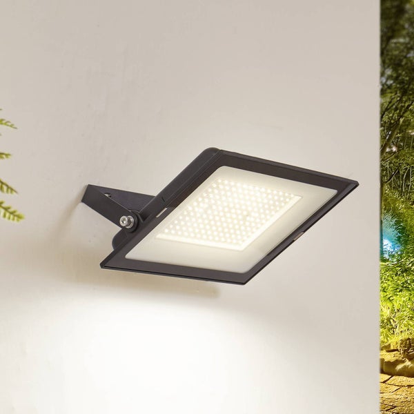 Flacher LED-Flutstrahler für die Wandmontage im Außenbereich.