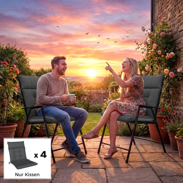 Vierteiliges Set dunkelgraue Gartenstuhlauflagen für Hochlehner, abgebildet in einer Gartenszene mit zwei Personen bei Sonnenuntergang.