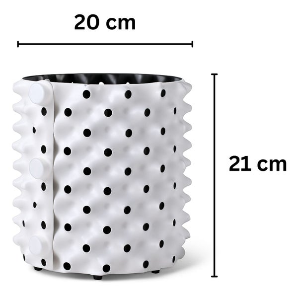 Pflanztopf mit Noppenstruktur, Durchmesser 20 Zentimeter, Höhe 21 Zentimeter.