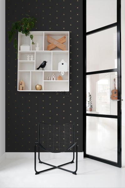 Wohnraum mit schwarzer Tapete mit Kreuzmuster, Regal, Stuhl und Glastür