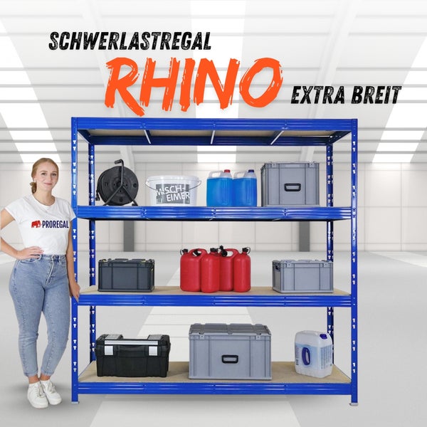 Person neben einem extra breiten Schwerlastregal Rhino aus Metall mit vier Holzböden, beladen mit Lagerboxen und Kanistern in einem hellen Raum.