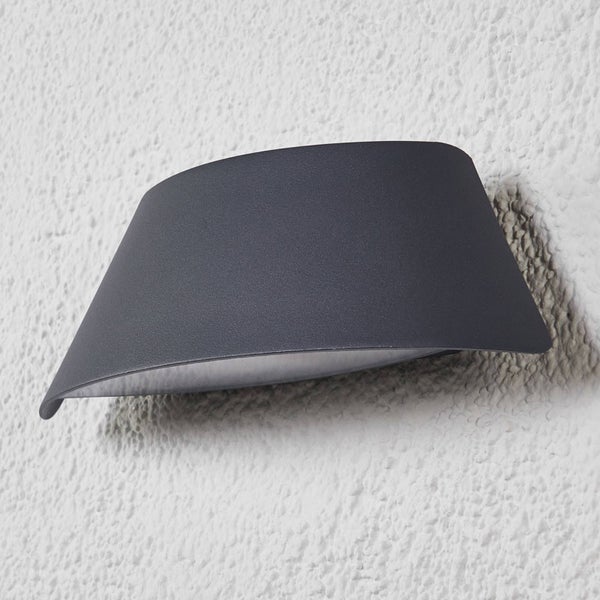 Moderne Außenwandleuchte aus anthrazitfarbenem Metall in gebogener Form.