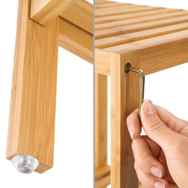 Detailaufnahme eines Bambusregals mit transparentem Bodenschoner und Montage einer Schraube mit einem Innensechskantschlüssel.