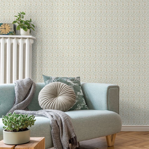 Dekoratives Wohnzimmer mit gemusterter Tapete, Sofa, Heizkörper und Zimmerpflanzen.