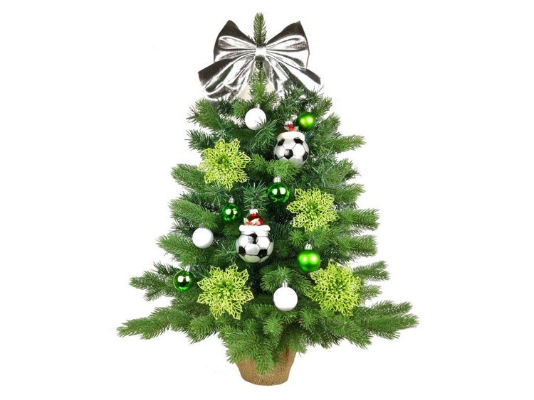 Künstlicher Weihnachtsbaum im Topf geschmückt mit Fußball Anhängern, Schleife und Weihnachtskugeln für die festliche Dekoration.