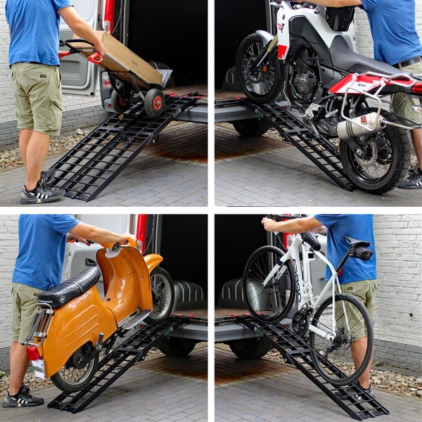 Mehrfachansicht einer Auffahrrampe im Einsatz mit Schubkarre, Motorrad, Moped und Fahrrad zum Beladen eines Lieferwagens.