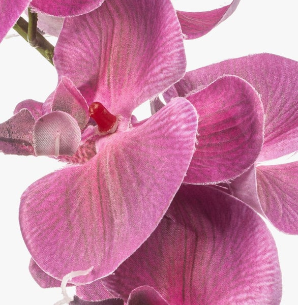 Detailansicht einer künstlichen Orchideenblüte aus Textil mit gemaserten Blütenblättern.