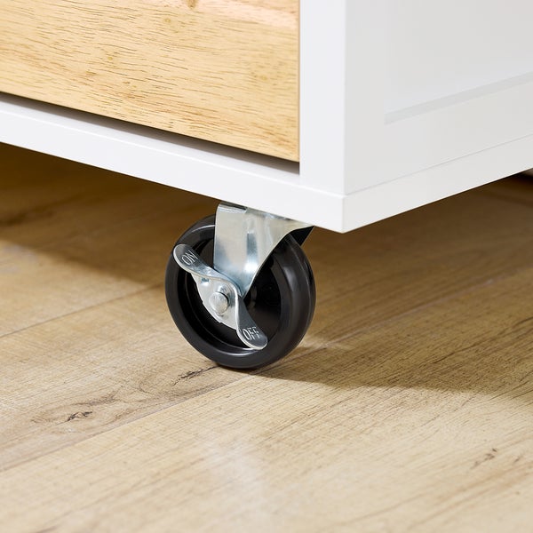 Detailansicht einer Möbelrolle mit Feststellfunktion an einem Schrank