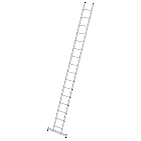 Eine lange Anlegeleiter aus Aluminium mit Quertraverse für einen stabilen Stand.