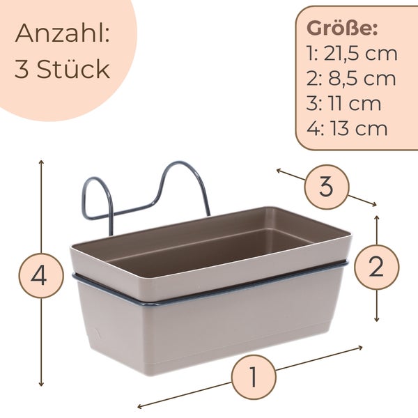 Blumenkästen mit verschiedenen Pflanzen und Blumen hängen an einer Europalette aus Holz zur Dekoration.