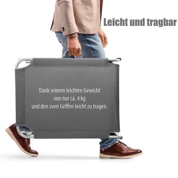 Eine Person trägt eine graue Gartenliege mit Aluminiumrahmen.