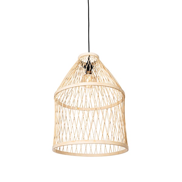 Pendelleuchte aus geflochtenem Bambus mit sichtbarem Leuchtmittel und schwarzem Kabel.