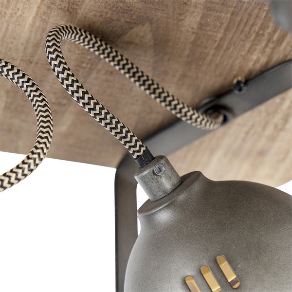 Nahaufnahme einer Deckenlampe mit Textilkabel und Metallelementen