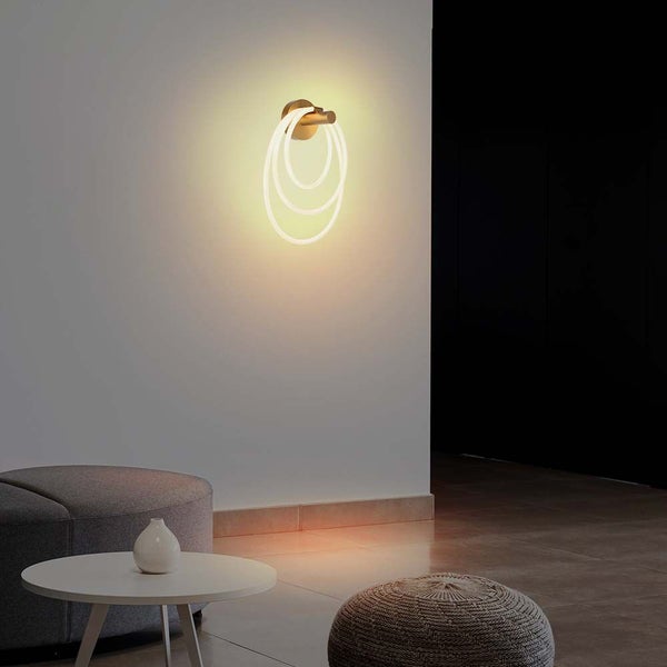 Wandleuchte mit drei Ringen im Wohnzimmer