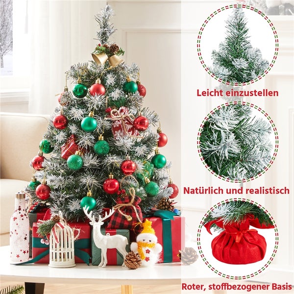 Dekorierter künstlicher Weihnachtsbaum mit Geschenkboxen und Ornamenten