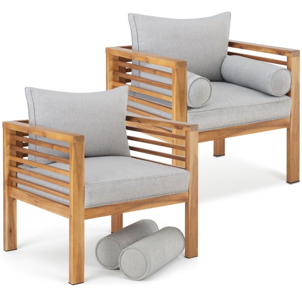 Zwei Garten-Sessel aus Holz mit grauen Sitzkissen, Rückenpolstern und Rollenkissen.