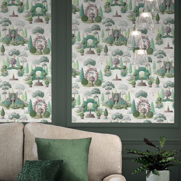 Vliestapete mit floralem Gartenmotiv im englischen Stil hinter einem Sofa in einem modern gestalteten Wohnraum mit grünen Wandpaneelen.