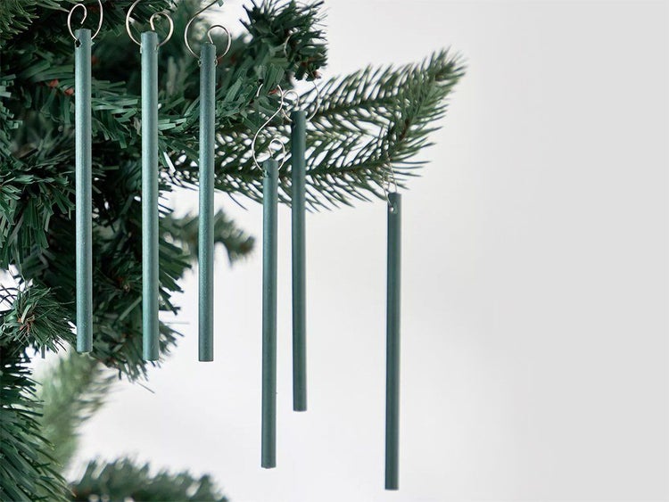 Stabformiger Weihnachtsbaumschmuck aus Metall mit Aufhangern an einem kunstlichen Weihnachtsbaum