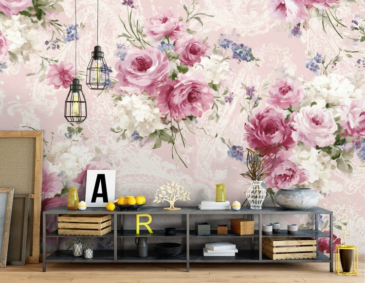 Vliestapete mit romantischem Blumenmuster und Paisley-Ornamenten, dekoriert mit einer Anrichte, Dekoobjekten und zwei hängenden Industrielampen.