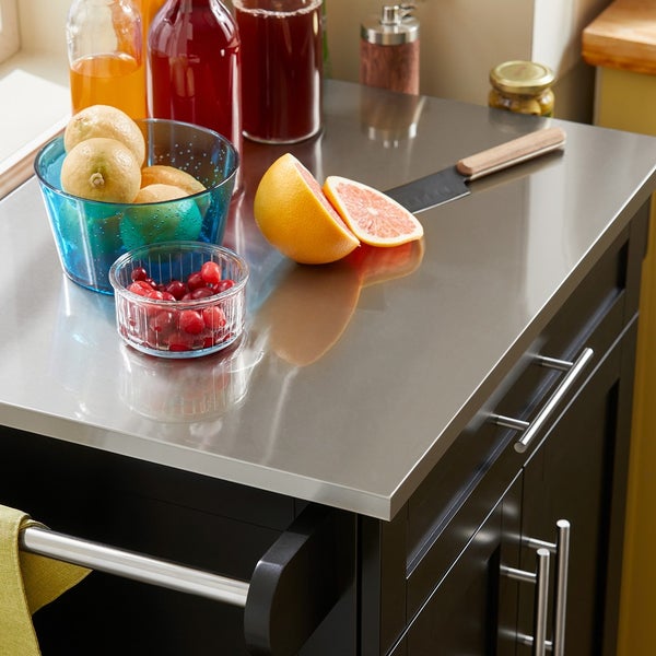 Kücheninsel mit Edelstahloberfläche, Obst und Küchenutensilien