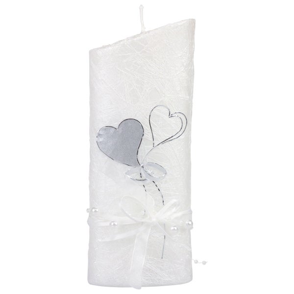 Dekorative Stumpenkerze mit Herzmotiven und Schleife